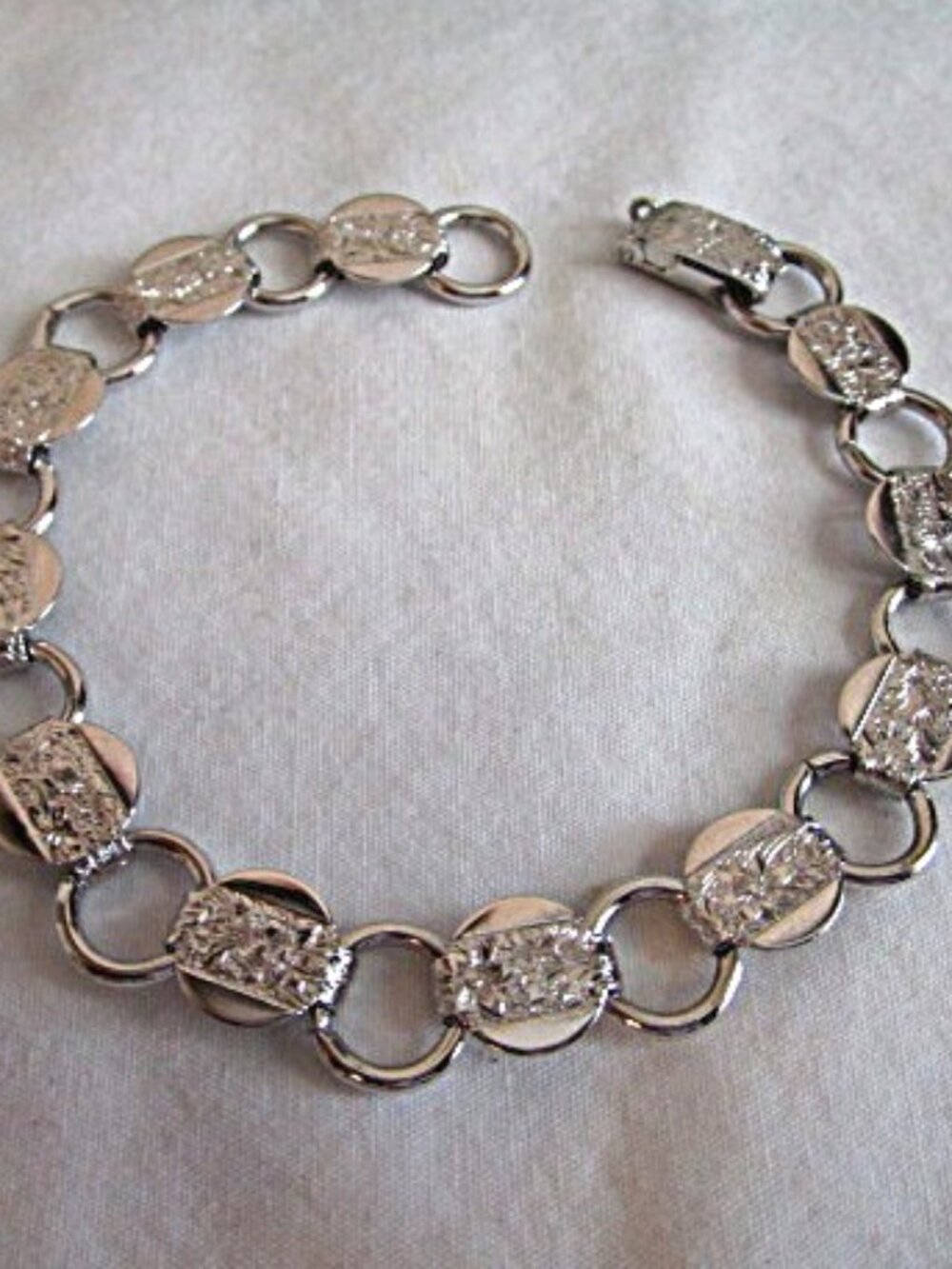 The Sarah Coventry Silvertone Circle Bracelet  7 1/2"